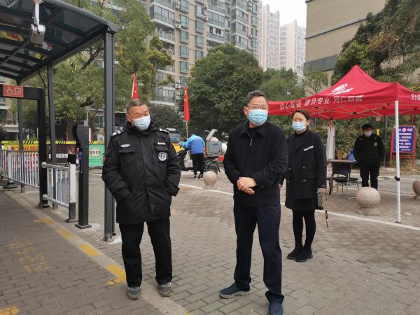 党员化身“志愿红” 服务“疫”线不停歇