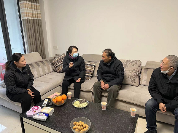 新春慰问 岁寒情暖——365bet体育在线娱乐场_365bet手机版_mobile123365sb统计局走访慰问退休老干部
